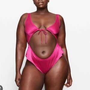 NWT SKIMS WOVEN SHINE TIE FRONT TEDDY raspberry size 2X